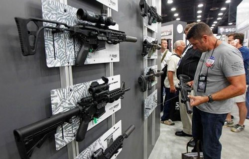 在美国买枪容易吗？