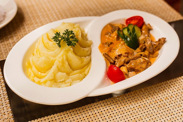 黑森林bar酒吧看欧洲杯,曲屏酒吧看欧洲杯