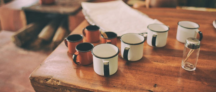 为什么玻璃杯比陶瓷杯喝水口感好,玻璃杯和陶瓷杯哪个喝水更安全