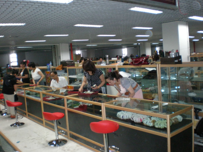 新疆和田玉器华凌批发市场,和田大型玉石店