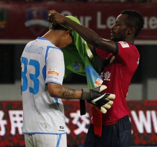 对手卧草+退场深圳队员却用故意踢飞点球展示风尚