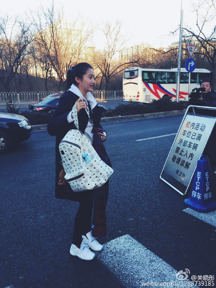 国民闺女关晓彤不愧是宝藏女孩,国民闺女关晓彤包包