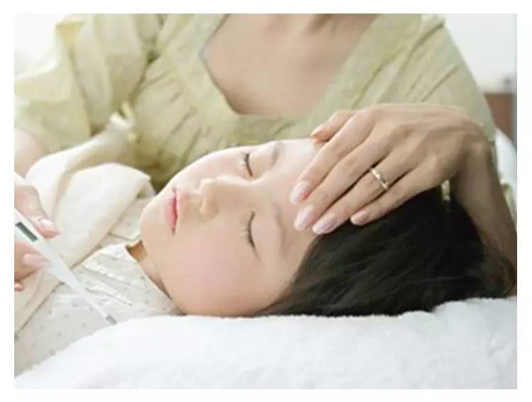 如果有人晕倒了该怎么办,宝宝晕倒就医视频