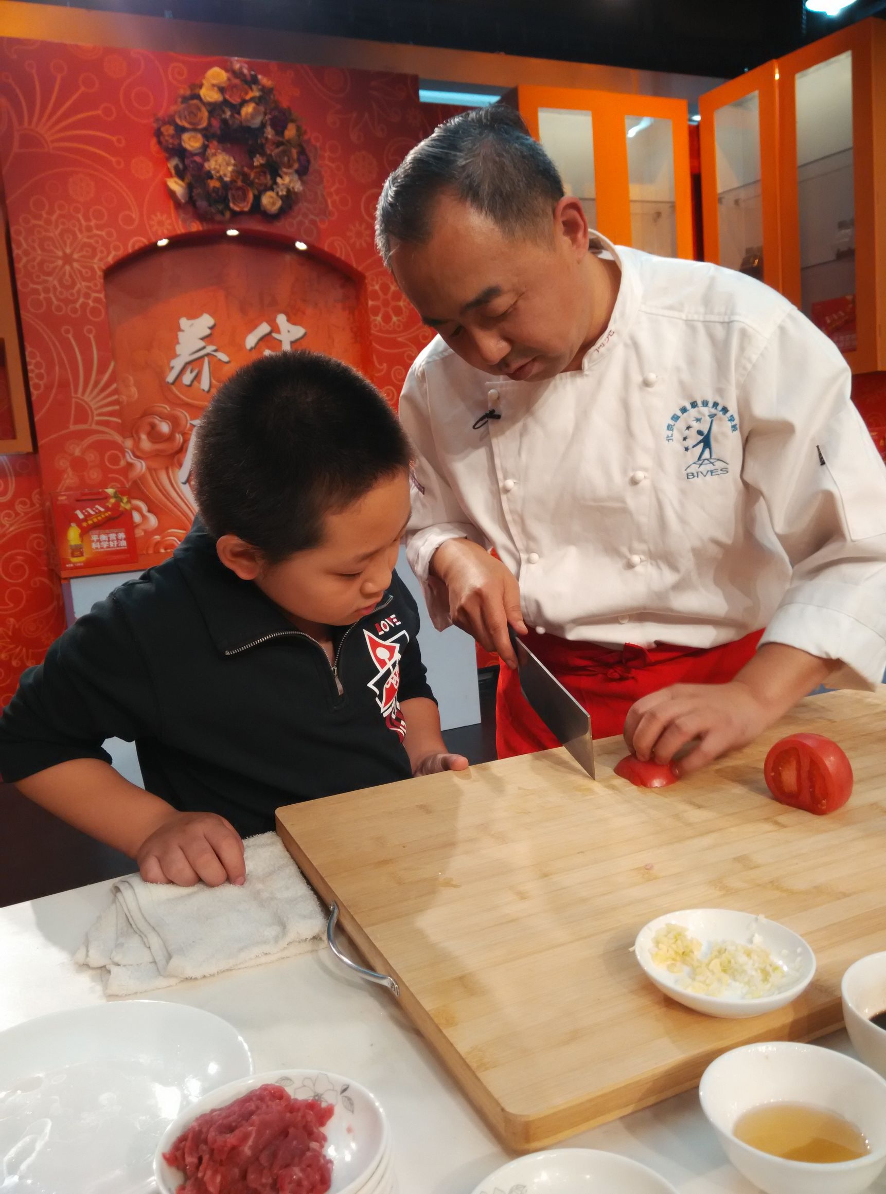 小小厨师成长记300字作文,新学员学厨师切菜教学