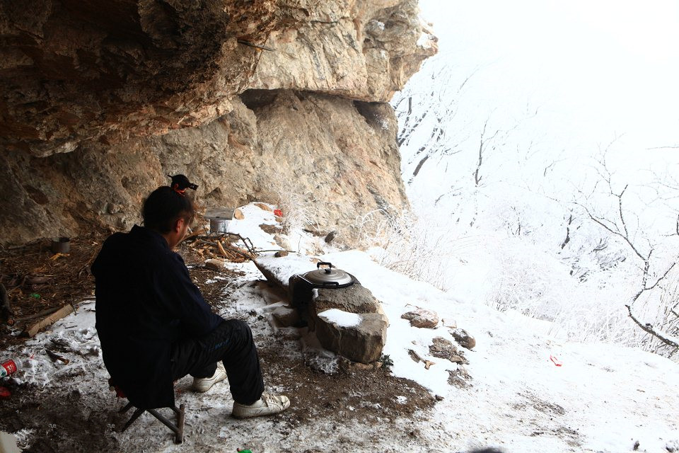 80后小伙隐居嵩山最高峰8年，怎么做到的？｜豫记