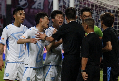 对手卧草+退场深圳队员却用故意踢飞点球展示风尚