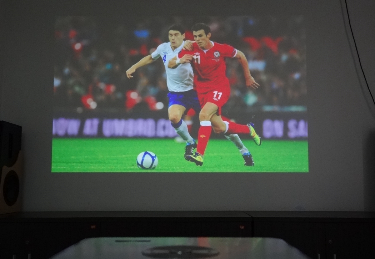 欧洲杯就要看得爽，把C罗射到墙上要如何diy