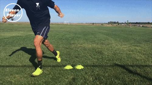 足球技巧8种过人教学,足球左扣右拨变向运球过人