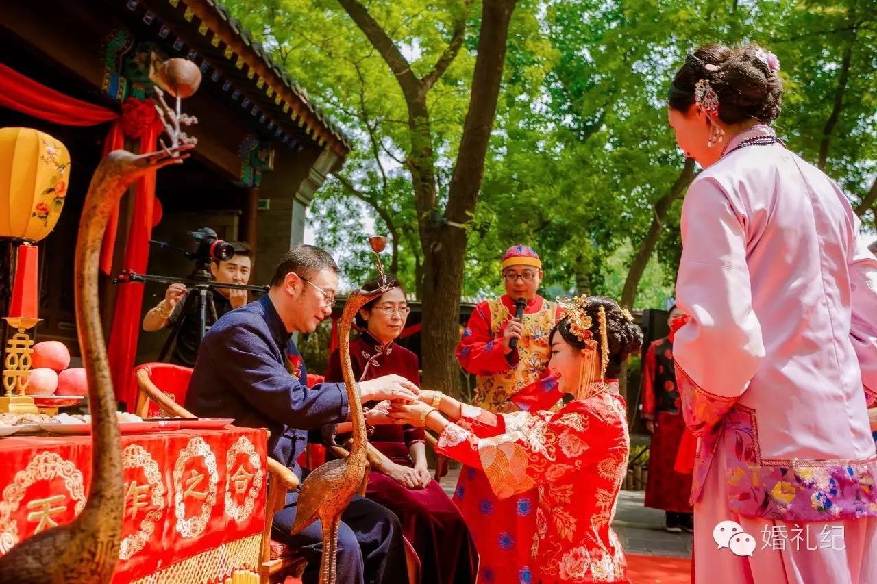 分毫不差按清朝老北京规矩结婚新郎三支箭射向端庄典雅新娘