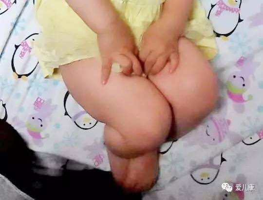 宝宝爱摸东西怎么回事,宝宝老是被摸着怎么办