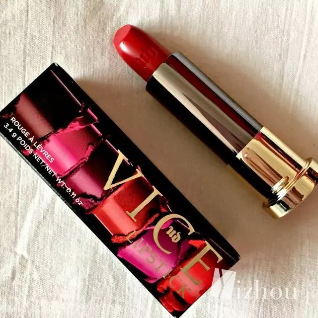 现在的美妆品的名字太太太太少儿不宜了，“一丝不挂”、“事后清晨”、Sex-Proof……