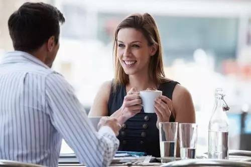 与人交谈时脸红怎么办,职场中与人交谈紧张脸红怎么办