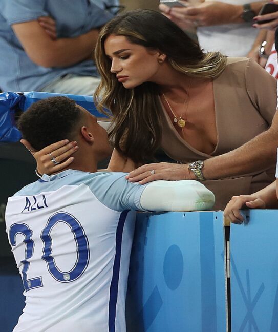 足球球星阿里女友性感内衣写真前凸后翘尽显身段