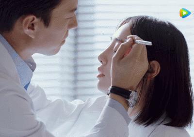 靳东的刘海造型怎么做,靳东做过整形吗