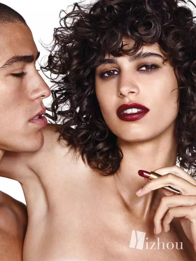 现在的美妆品的名字太太太太少儿不宜了，“一丝不挂”、“事后清晨”、Sex-Proof……