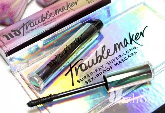 现在的美妆品的名字太太太太少儿不宜了，“一丝不挂”、“事后清晨”、Sex-Proof……