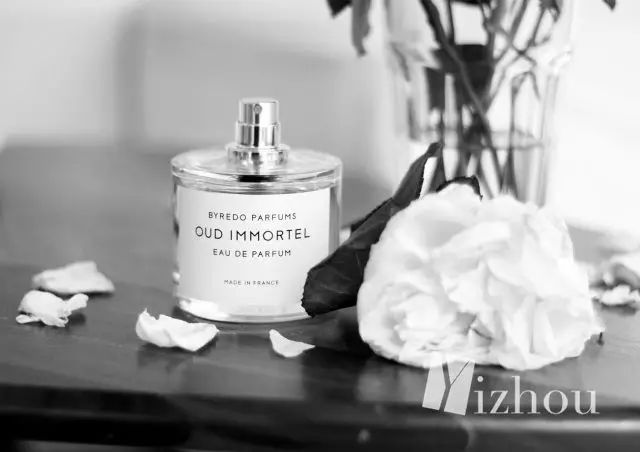 现在的美妆品的名字太太太太少儿不宜了，“一丝不挂”、“事后清晨”、Sex-Proof……