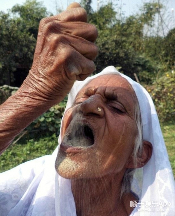 「HolyShit」吃沙成瘾！78岁老太15岁开始吃沙子，一吃就是63年！