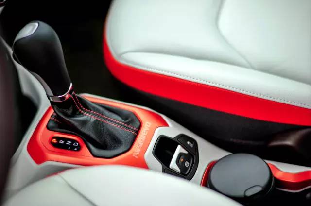 自由侠jeep试驾视频,jeep自由侠试驾第一人称