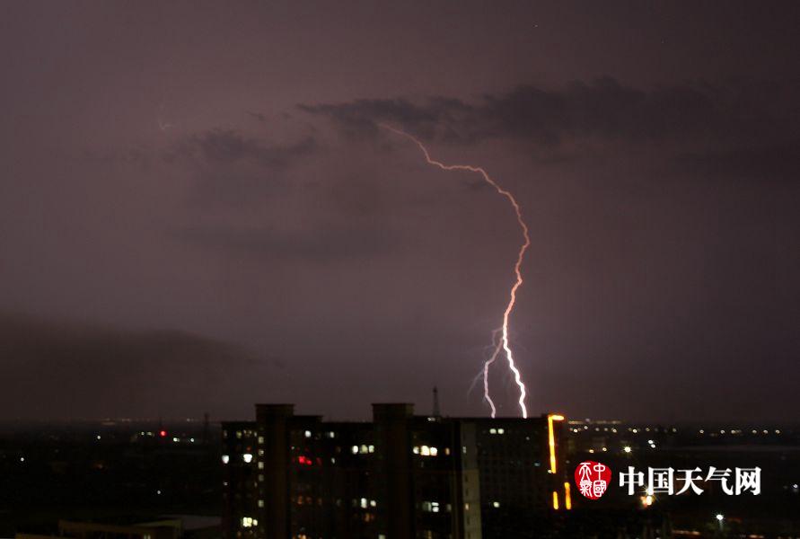 江西南昌遭遇下午1点黑雷暴天气,江西南昌清晨突迎11级雷暴大风