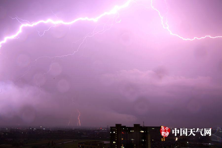 江西南昌遭遇下午1点黑雷暴天气,江西南昌清晨突迎11级雷暴大风