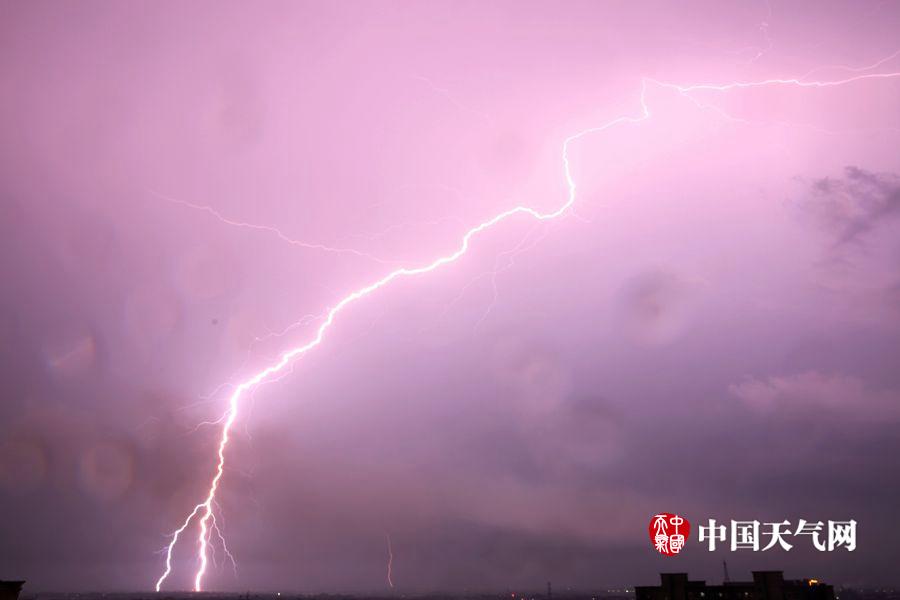 江西南昌遭遇下午1点黑雷暴天气,江西南昌清晨突迎11级雷暴大风