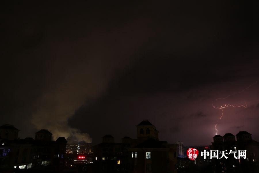 江西南昌遭遇下午1点黑雷暴天气,江西南昌清晨突迎11级雷暴大风