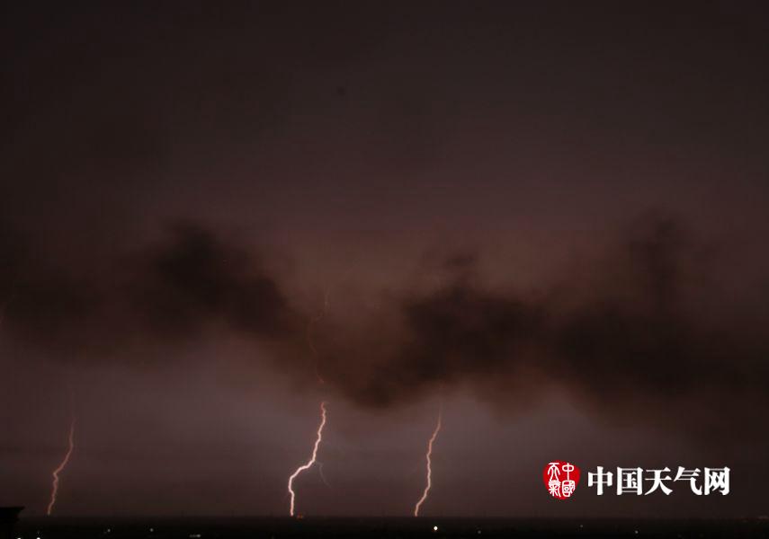 江西南昌遭遇下午1点黑雷暴天气,江西南昌清晨突迎11级雷暴大风