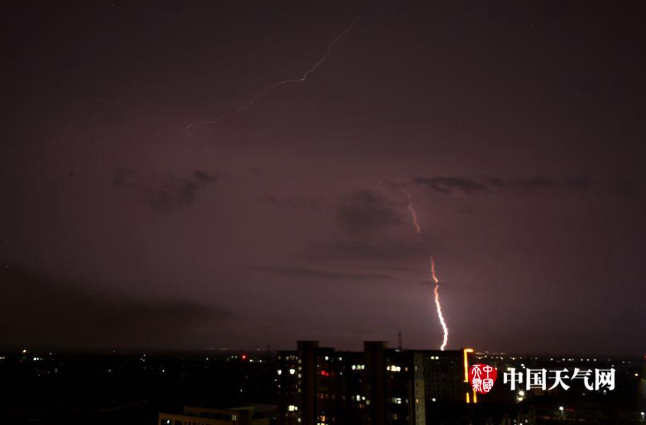江西南昌遭遇下午1点黑雷暴天气,江西南昌清晨突迎11级雷暴大风