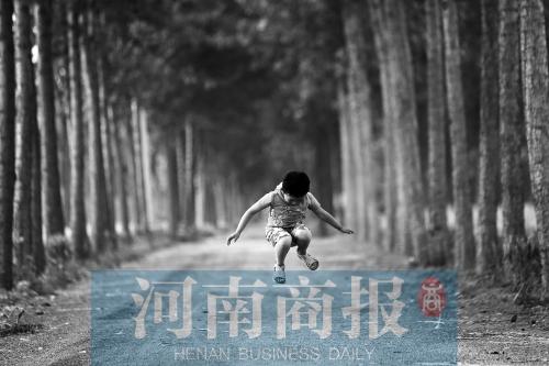 孩子患上罕见兽皮痣视频,新生儿巨型黑色素痣