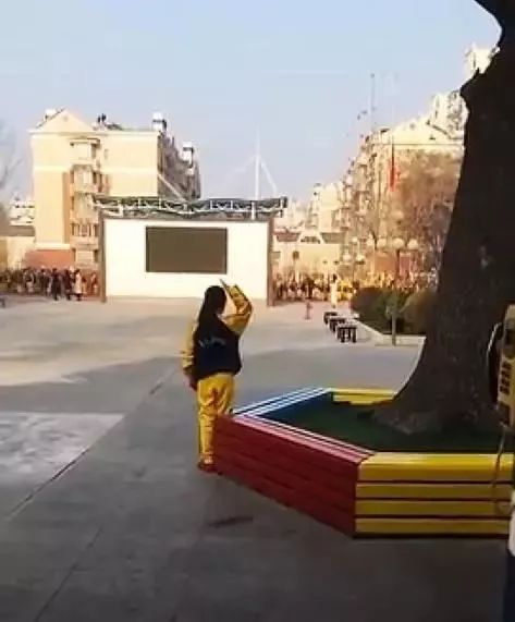 男子侮辱烈士获刑2年并公开道歉,男子踩踏国旗获刑10个月