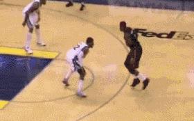 胯下运球回拉虚晃投篮,反胯下拉回晃倒防守球员细节