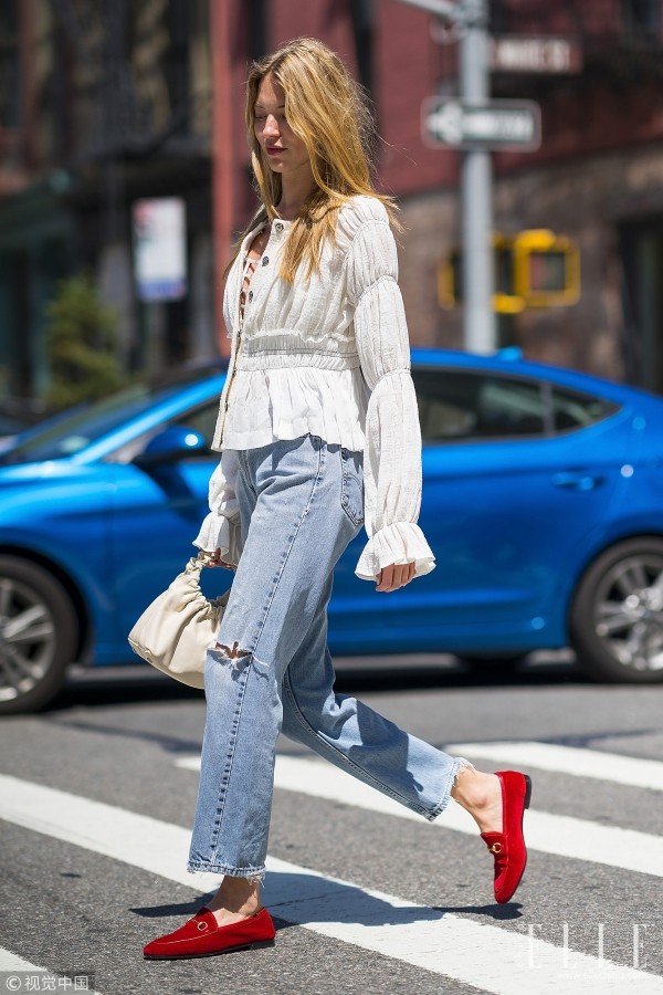 衬衫牛仔裤搭配高跟鞋,钟楚曦和张雪迎谁漂亮