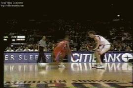 胯下运球回拉虚晃投篮,反胯下拉回晃倒防守球员细节