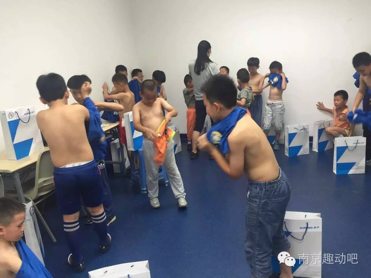 从男神经病到男神只差一个苏宁小球童的距离~