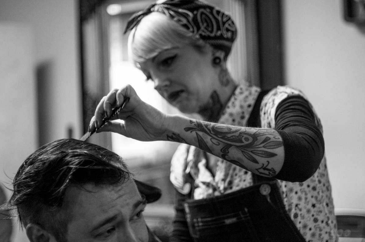 男生爱得要死的美式理发也是女生潮流，不过女生理发师更酷！