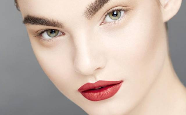 爱出油爱脱妆怎么办,还在为夏天爱出油脱妆烦恼