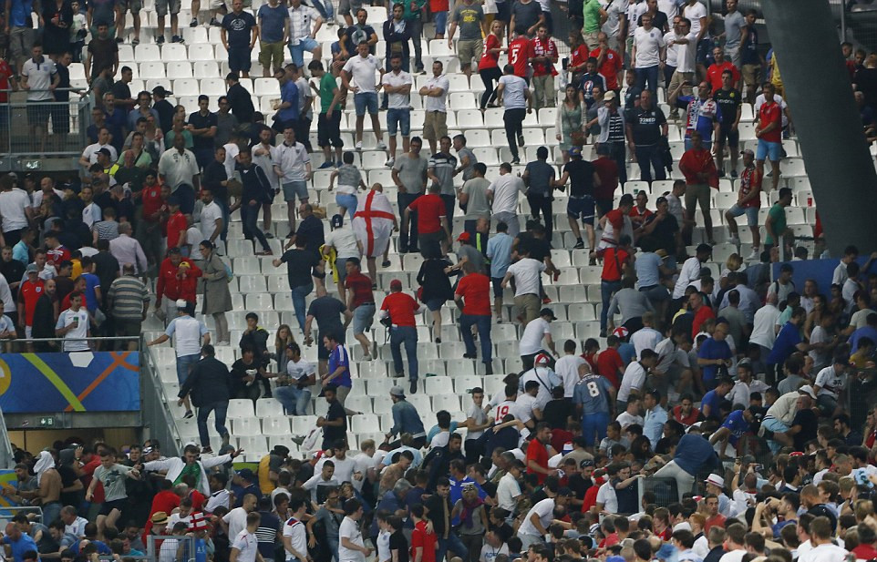 欧洲杯英国俄罗斯打架,欧洲杯爆发严重冲突篮球