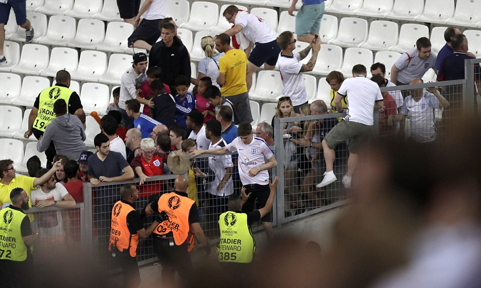 欧洲杯英国俄罗斯打架,欧洲杯爆发严重冲突篮球