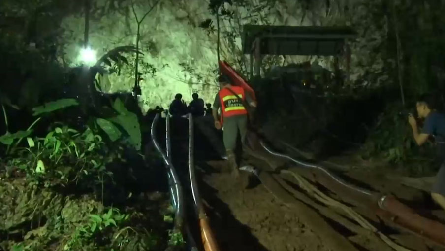 泰国少年足球队被困搜救,泰国一少年足球队在洞穴失踪9天