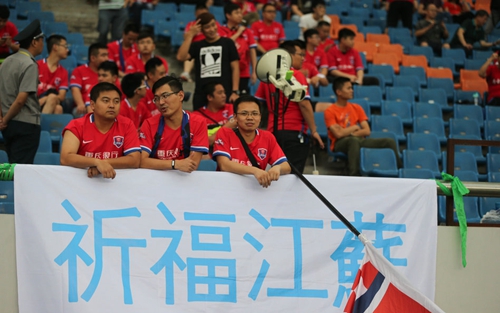 从横幅黑纱到中圈开球中超需要的是人治还是法治？