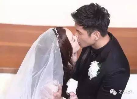 大部分人接吻是怎么吻的,婚礼上的亲吻是怎么吻的