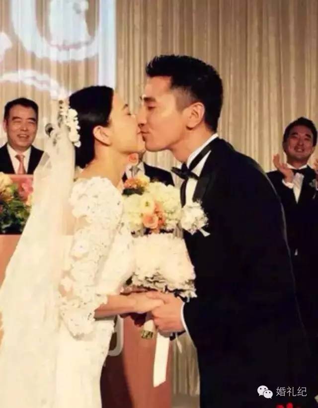 大部分人接吻是怎么吻的,婚礼上的亲吻是怎么吻的