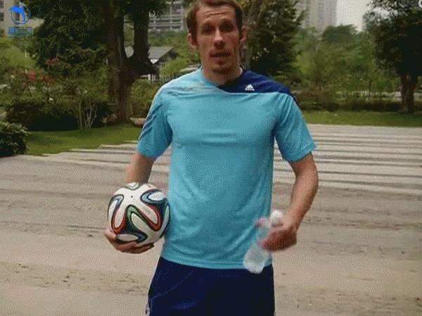 炸球转身过人帅气动作,足球拉球转身过人教学视频