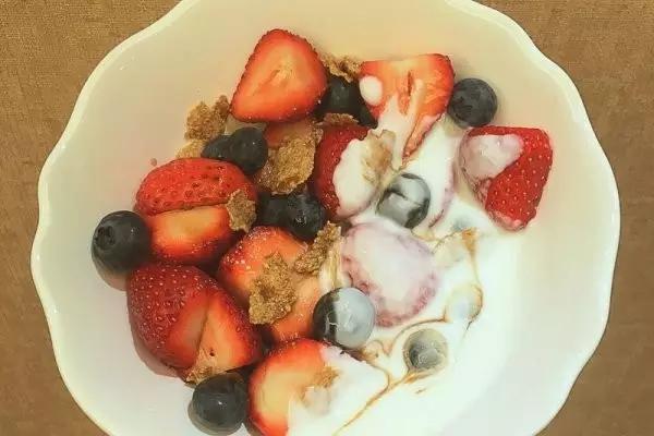 酸奶是疯了么、和谁都能有一腿、这么*交滥**真的好么？