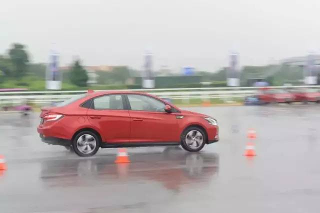 试驾纳智捷锐3：入门家轿？好用就是王道！