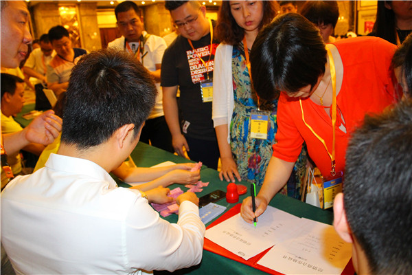 黄金搭档微商战略新闻发布会在郑州召开 ---黄金搭档宣布进入