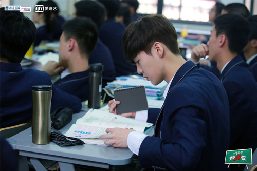 我去上学啦，校草鹿晗VS笑霸大张伟，你爱谁？