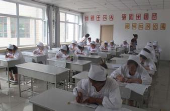 相当护士，你要有九条命！