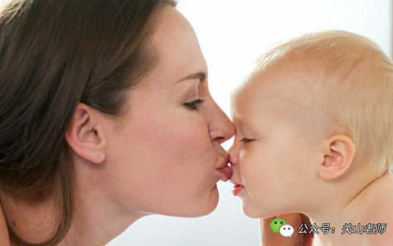 孩子嘴唇红肿像香肠嘴,宝宝嘴唇肿得像香肠